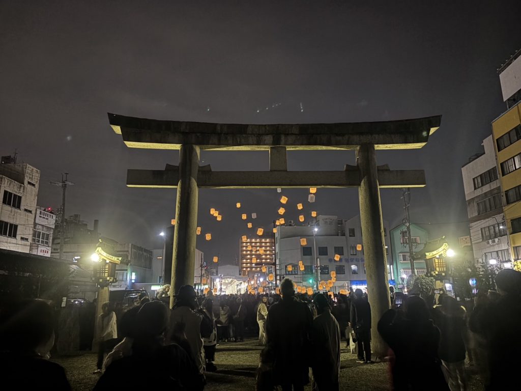 真清田神社 大鳥居 スカイランタン 夜景 一宮市 地域イベント